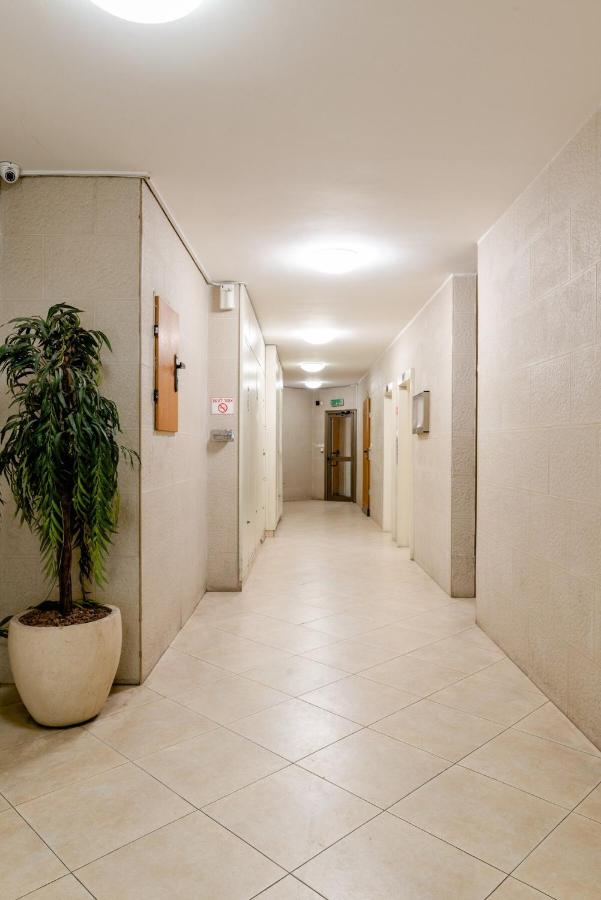 Lovely 1BR Apt Florentin Center-Elevator-Balcony - Chambres d’hôtes Tel-Aviv