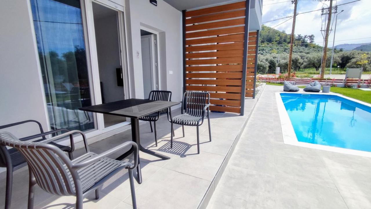 Apartment with Pool View