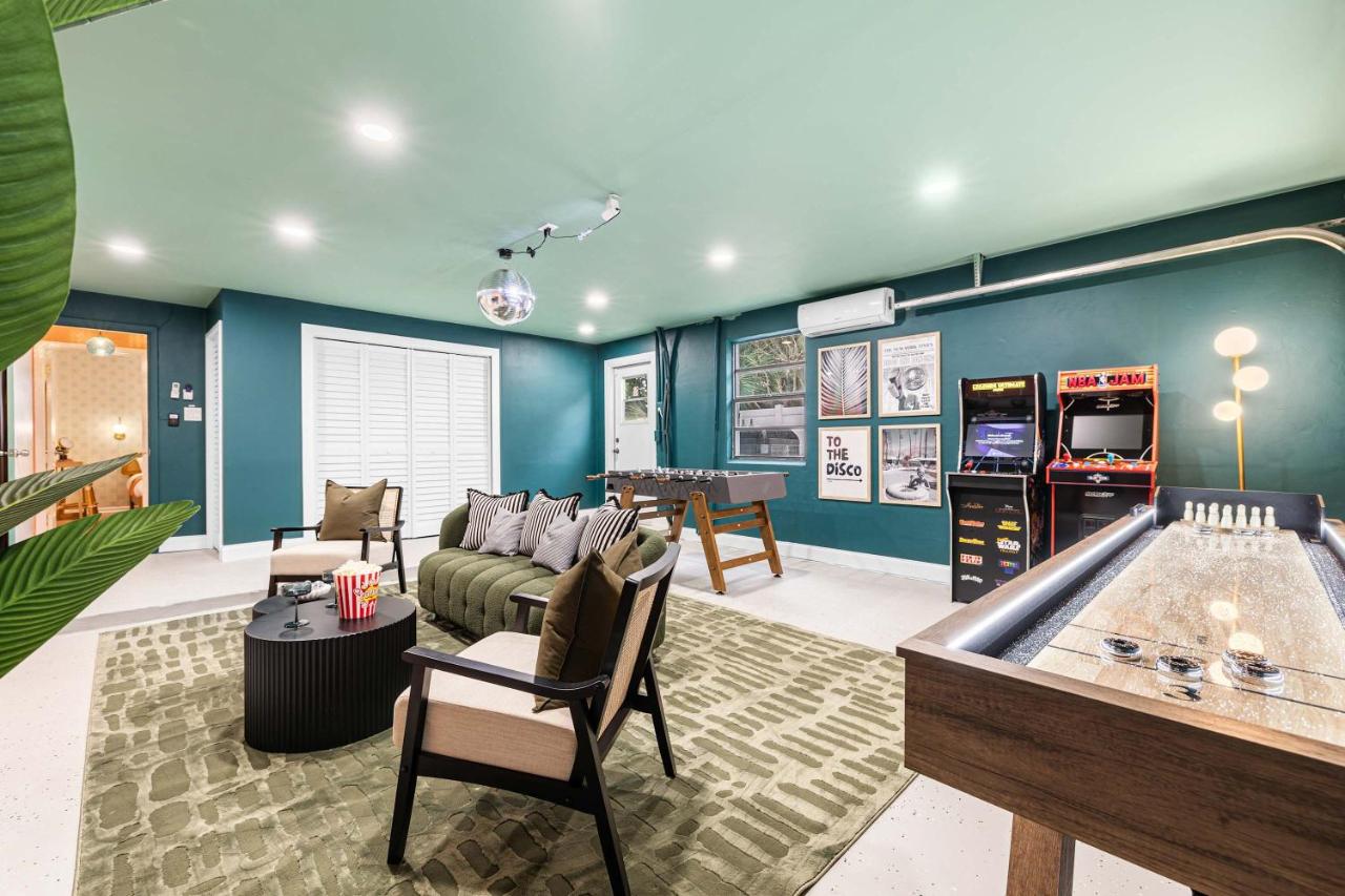 Playcation Putt Putt Pool Tiki Bar Game Room - Bed and Breakfast Largo