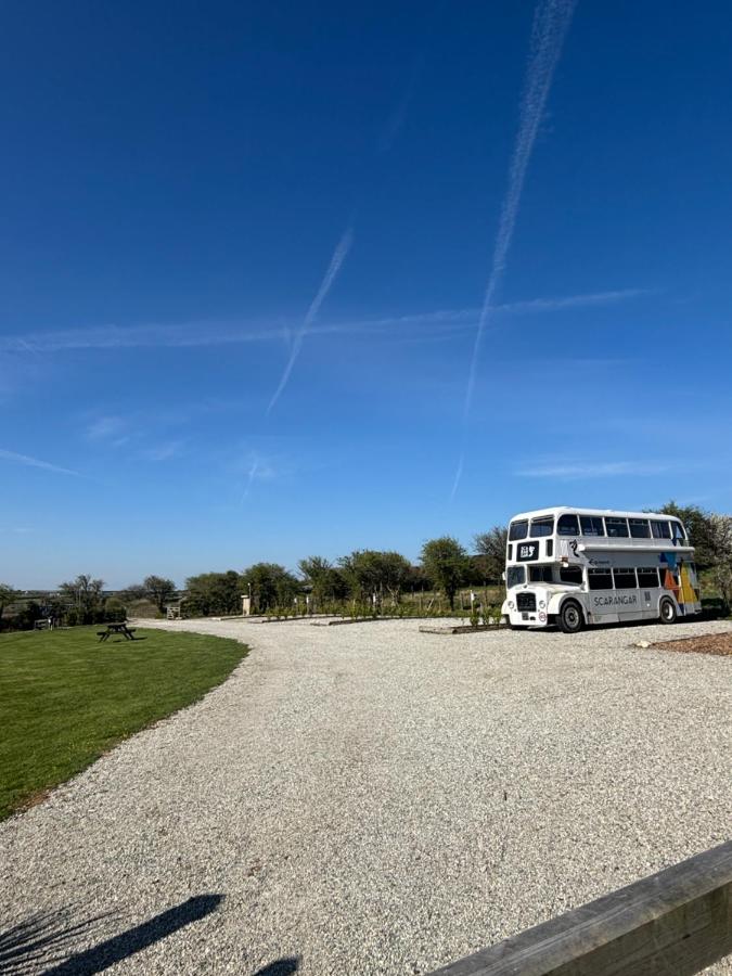 Cornwalls vintage glamping bus - B&B Delabole