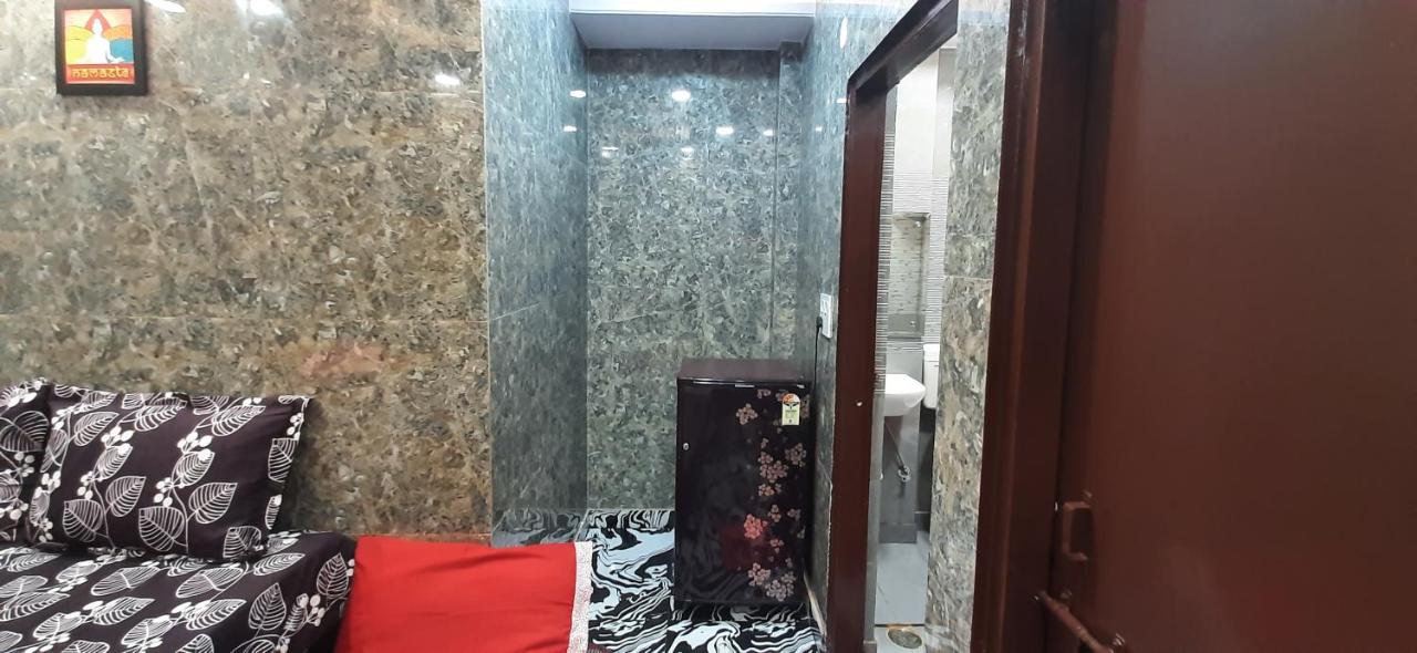 Aggarwal independent apartments fully ac with private kitchen for self cooking having all utensils and Fridge and washroom along with all facilities of your sweet home, high speed wifi, fridge , smart tv , work desk - Ferienwohnung Neu-Delhi