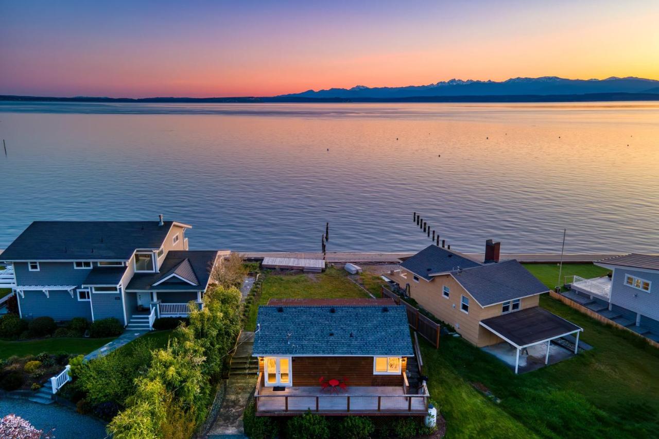 Cozy Whidbey Island Stay Steps on the beach Fireplace BBQ Near Trails - B&B