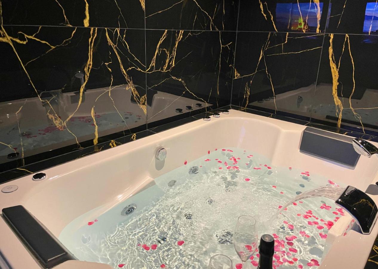 Séjour détente à Saint-Omer - jacuzzi privé, terrasse, centre-ville et parking gratuit - Bed and Breakfast