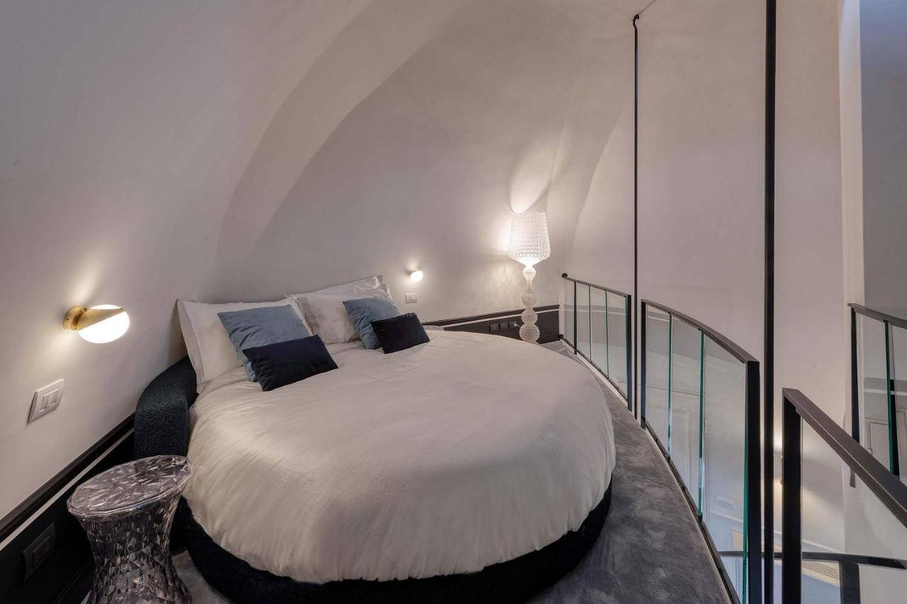 Stunning Cupola Apt-Steps from San Babila & Duomo - B&B Milan