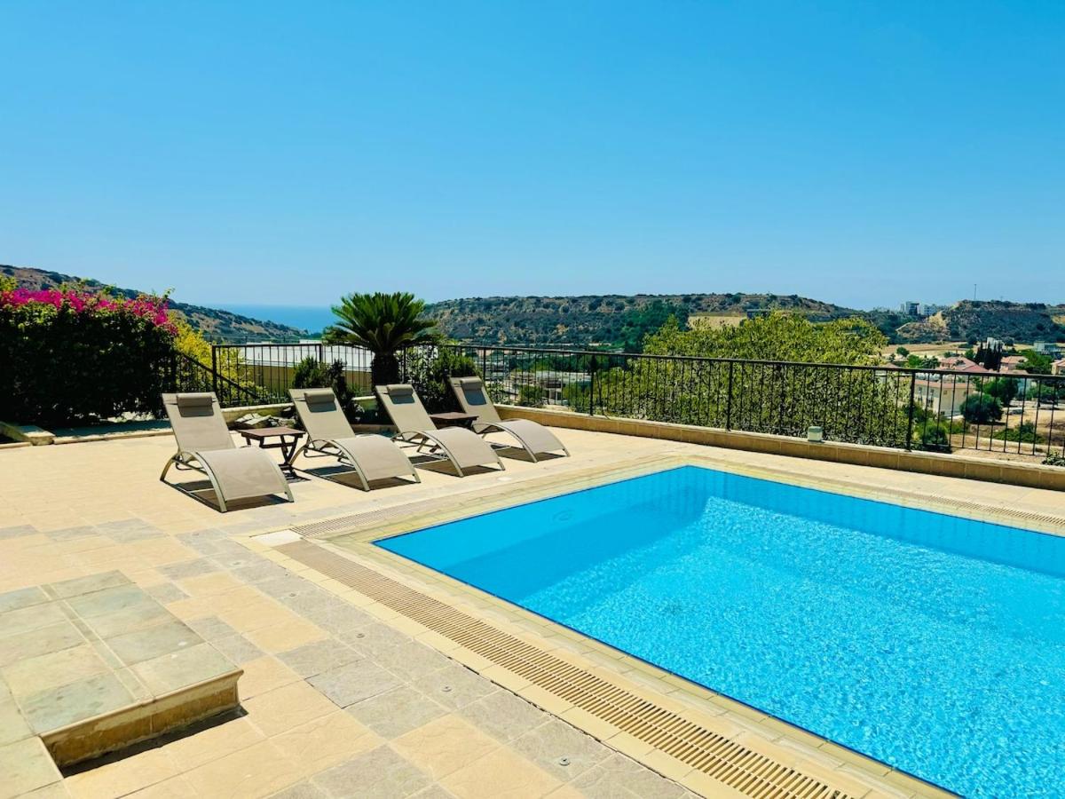 Serenity Pool & Garden Villa - B&B