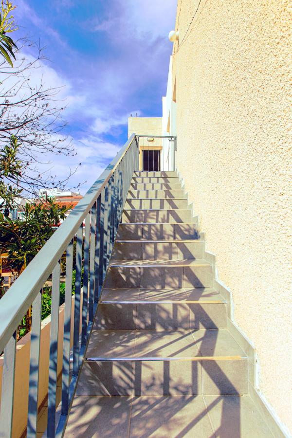 Spacious Larnaca Beach Apartment - Ferienwohnung Larnaka