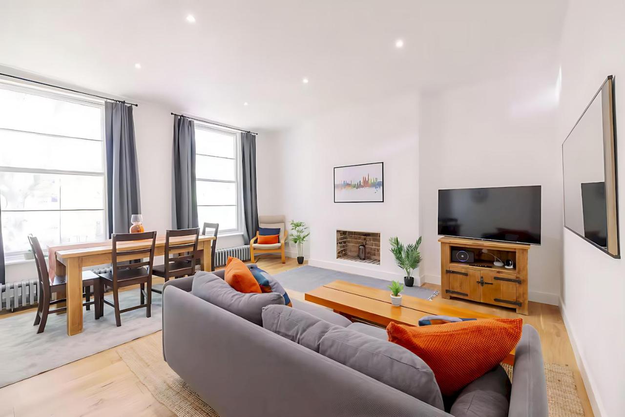 Bright, Spacious 2-bed, 5 mins from Tube, Sleeps 4 Pass the Keys - Chambres d’hôtes Londres