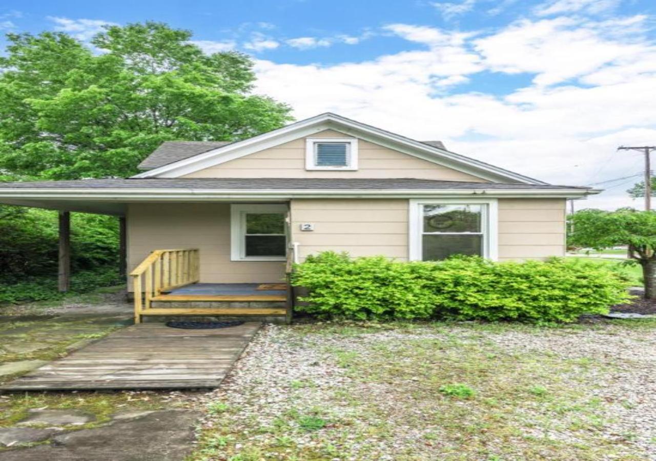 Walkable Neighborhood of Kamms Corners - Ferienwohnung Cleveland