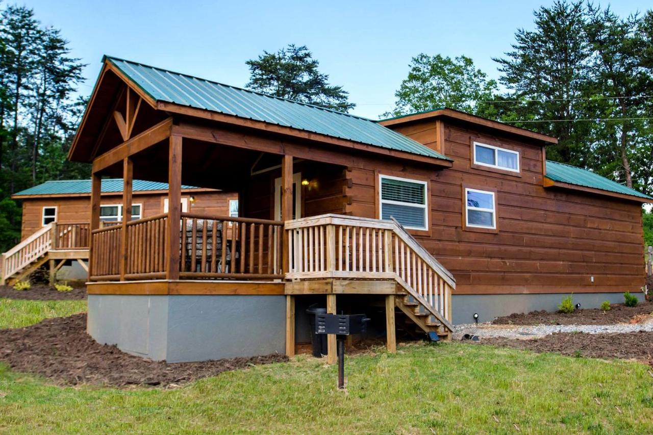 Peaceful Cabin Close to Tryon and the Foothills near Lake Lure in Mill Springs, North Carolina - B&B