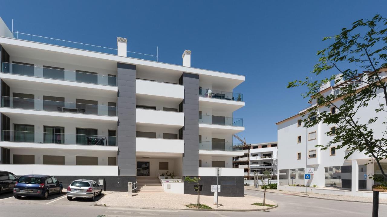 Modern 2BR w Rooftop Pool & Parking by LovelyStay - B&B Lagos