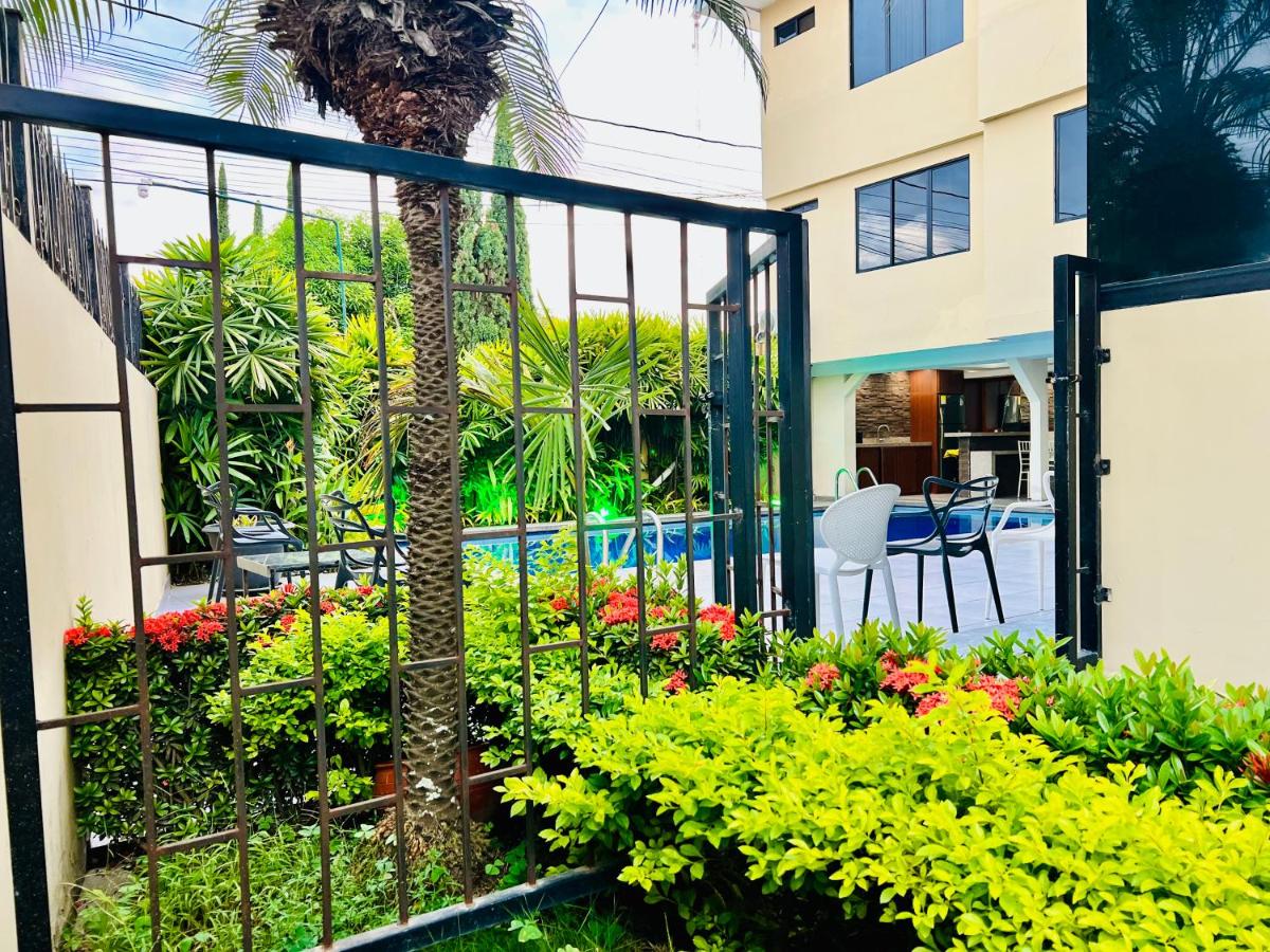 Machala Suites con Piscina - B&B Machala