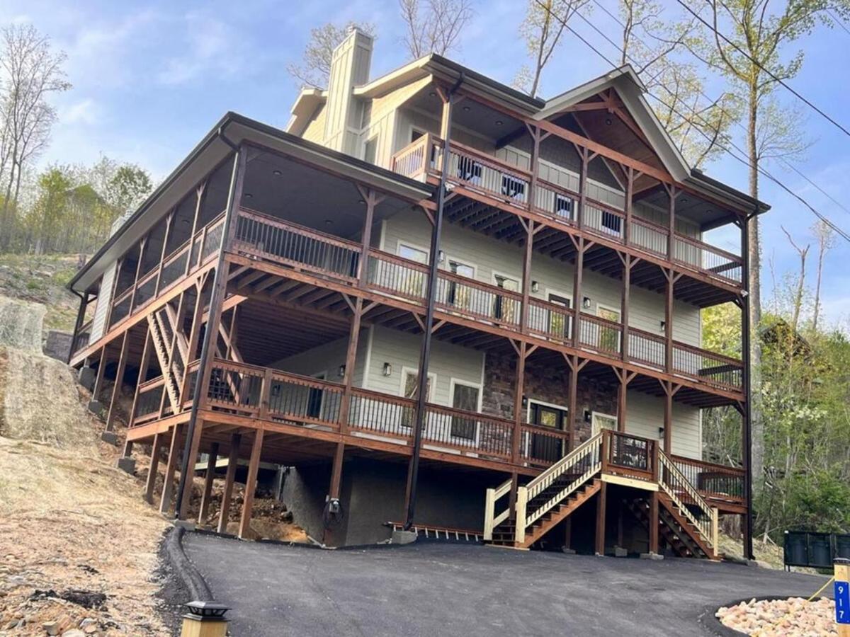 New Smoky Mountain Luxury Cabin, Outdoor Fireplace - B&B Gatlinburg