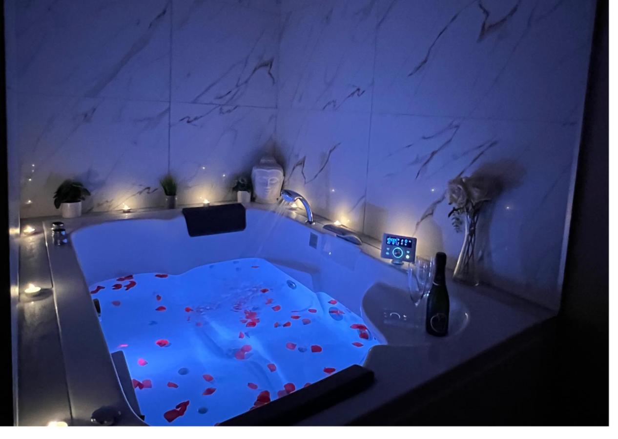 Le Moment Bien-Être - jacuzzi privatif, terrasse et parking privé gratuit au centre de Saint-Omer - Chambres d'hôtes Saint-Omer