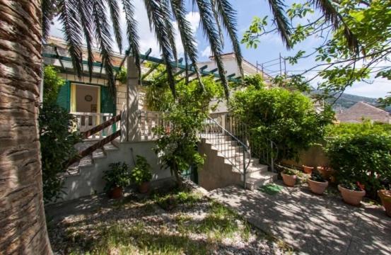 Studio apartment in Bol with balcony, air conditioning, WiFi, washing machine 3634-3 - B&B