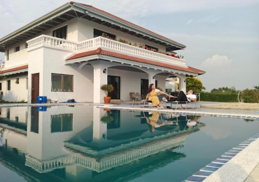 Waterfront Royal Villa - B&B