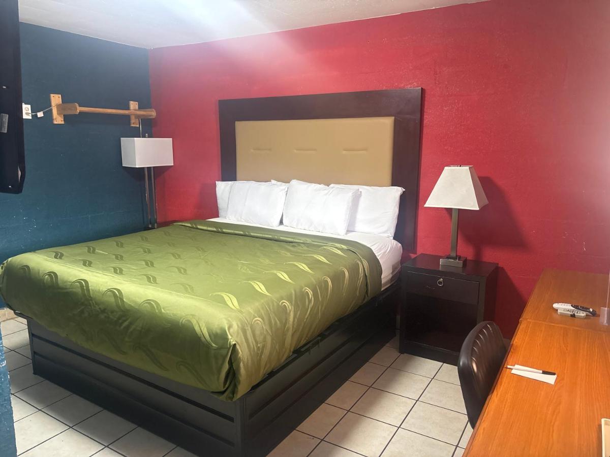 Habitación con cama extragrande.