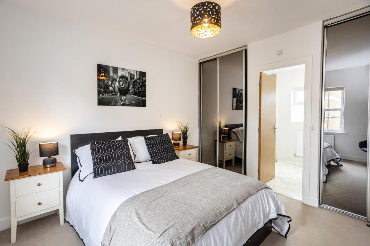 Ravensdale House Long Stay Sleeps 14 Free Wifi - Ferienwohnung Swindon