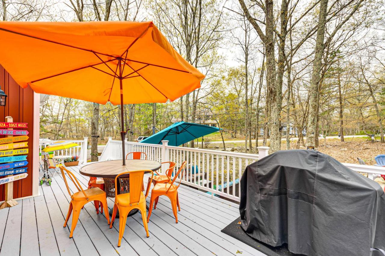 Deck, Fire Pit and Pool Access at Poconos Retreat! - Bed and Breakfast East Stroudsburg