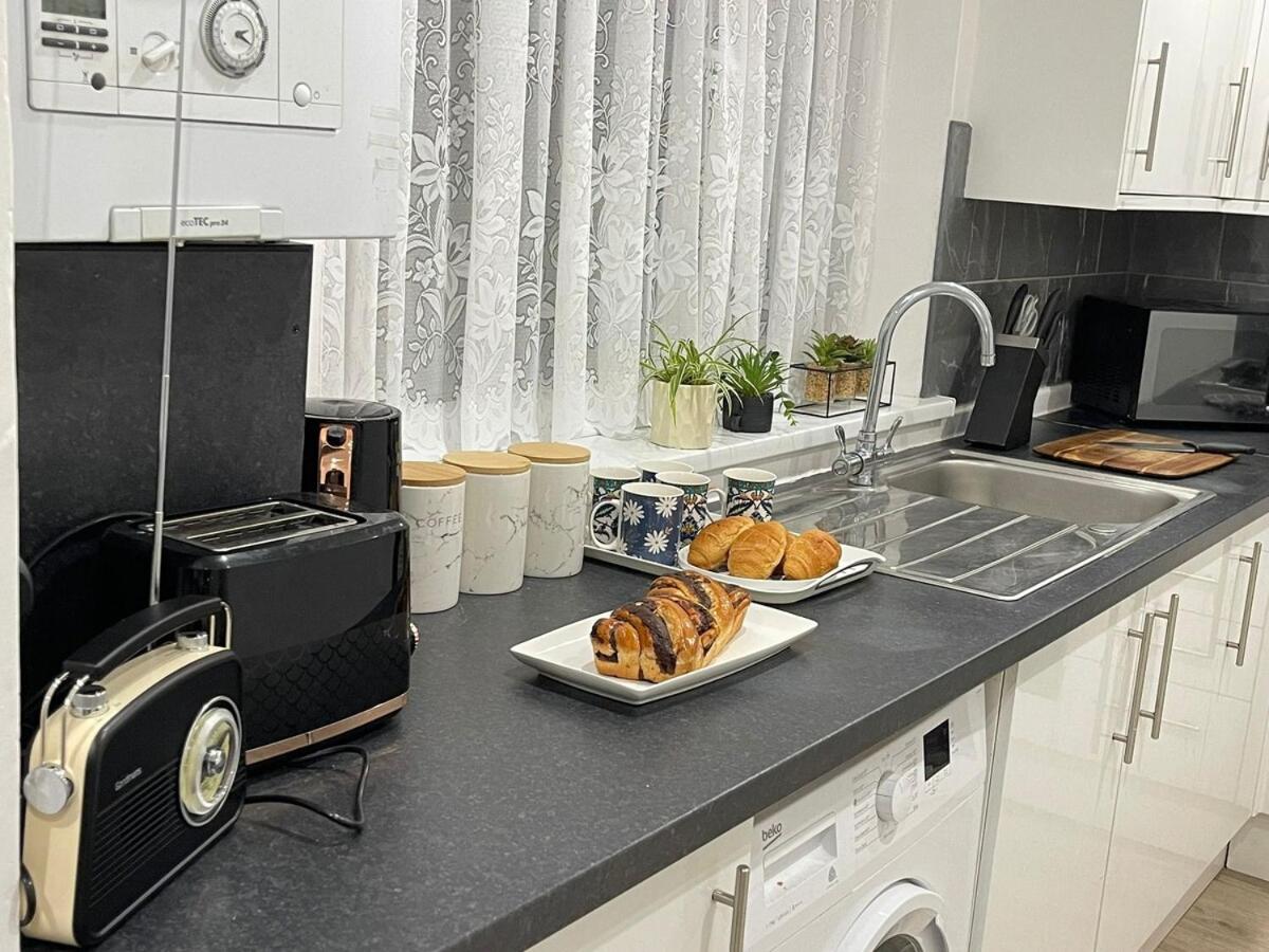 Peaceful 3 bedrooms house to rent in East London - Chambres d'hôtes Dagenham