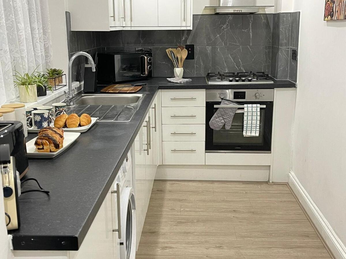 Peaceful 3 bedrooms house to rent in East London - B&B Dagenham