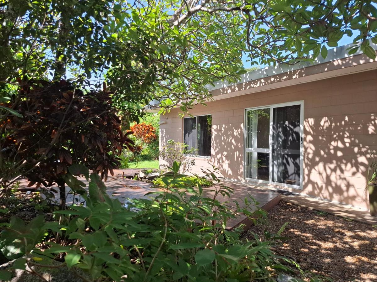 J & Ella's Holiday House - 2 Bedroom, 2 Bathroom Home for 5 Guests - Chambres d’hôtes Cooktown