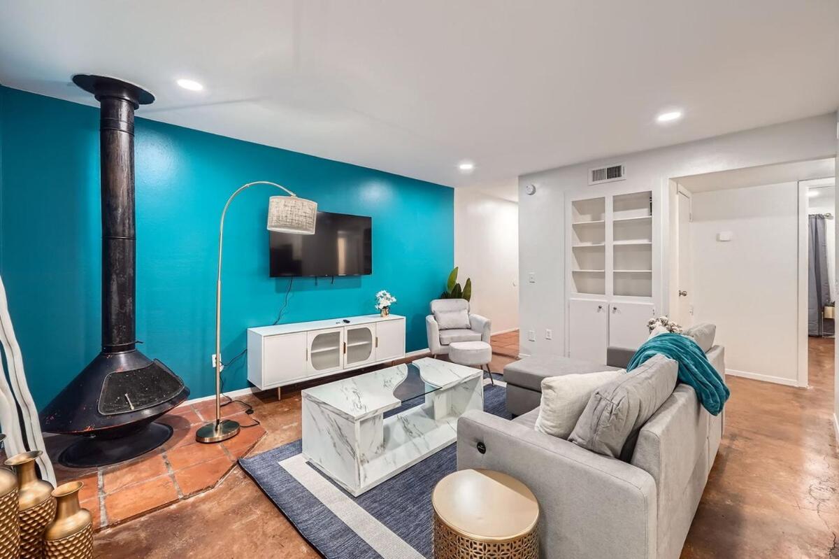 Your Stylish King Suite Getaway - Sleeps 4 - Pool, Prkg - B&B Austin