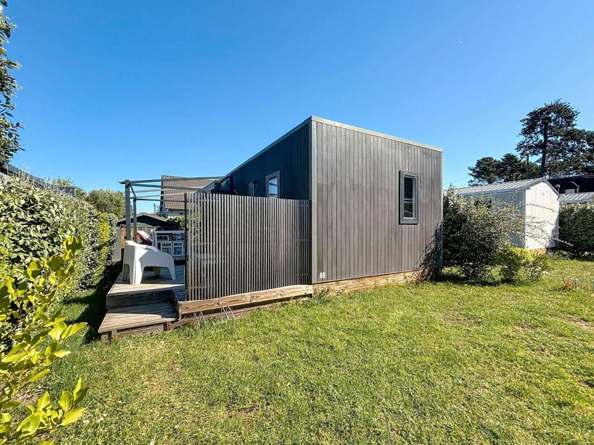 Mobil-home familial 40m² avec piscine chauffée, 200m de la plage, 6 pers, 3 ch, 2 sdb, terrasse - FR-1-361A-53 - Ferienwohnung