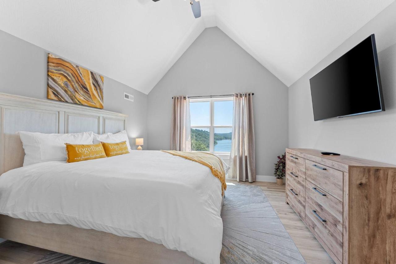 High Cliff Cabin + Private Hot tub at Table Rock Lake - Bed and Breakfast Radical