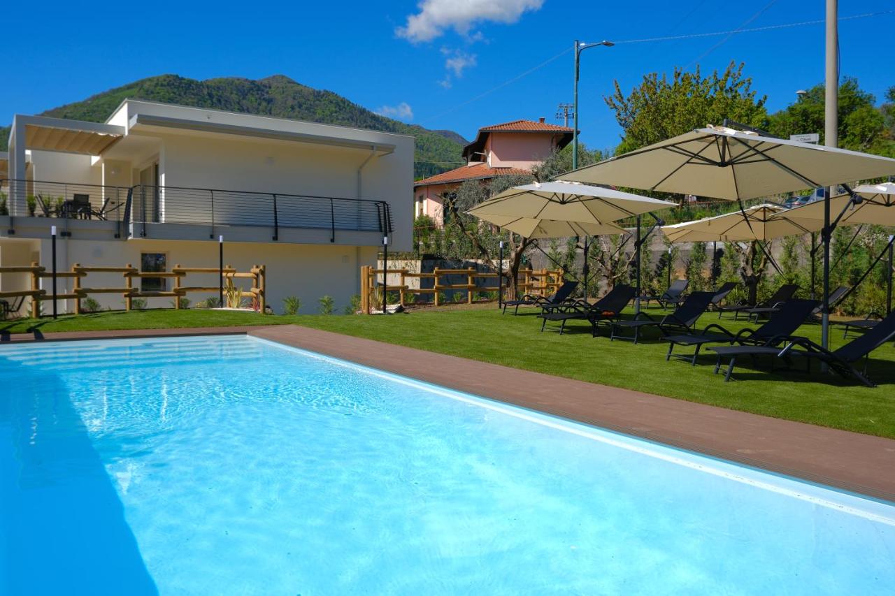 Costa Blu - Pool and terrace overlooking the lake - B&B Riva di Solto