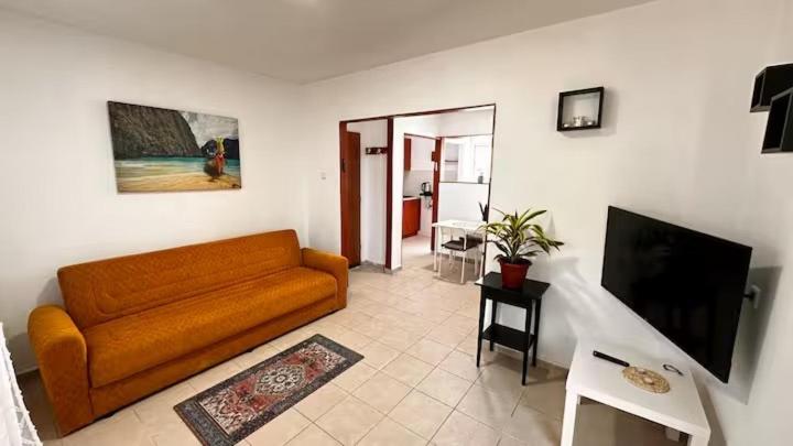 Уютная и светлая квартира с балконом рядом с ТЦ STAR - Chambres d’hôtes Nahariya