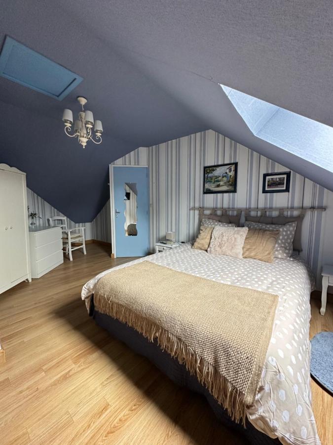 Habitación con cama extragrande.
