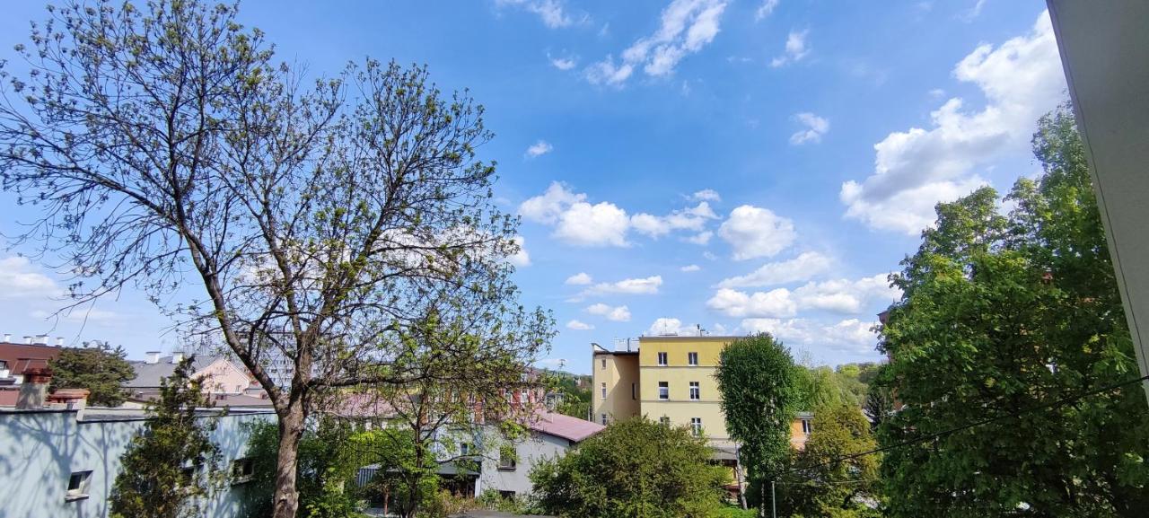 Apartament Centrum Kłodzko - Stara i Piękna Kamienica - ulica Okrzei, Spokój, Parking, Przestronnie, NOWOŚĆ - Chambres d'hôtes Kłodzko