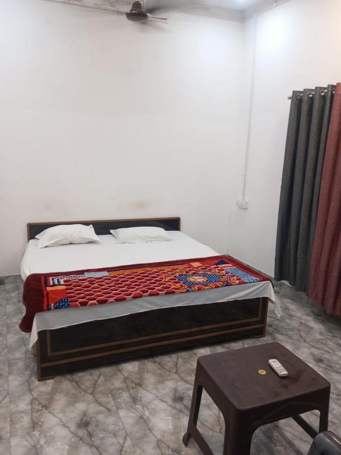 Sakhambari Nitya Anandan Ashram - Bed and Breakfast Benares