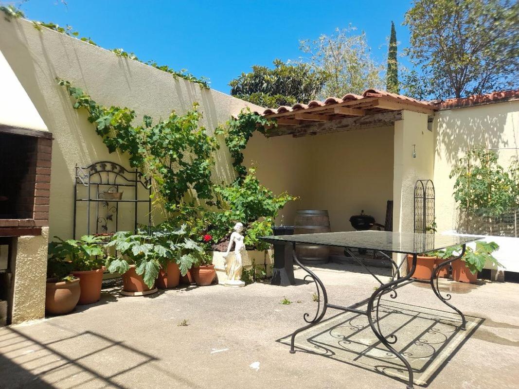 Double room, in an elegant house, Thuir centre, terraces view Canigou - B&B