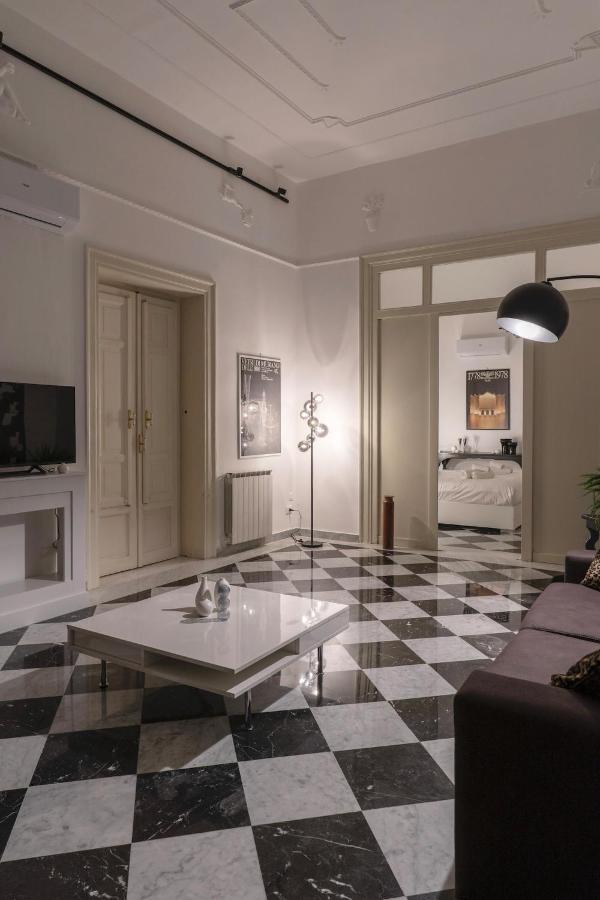 Large two-room apartment within walking distance of the Teatro Massimo - Ferienwohnung Palermo
