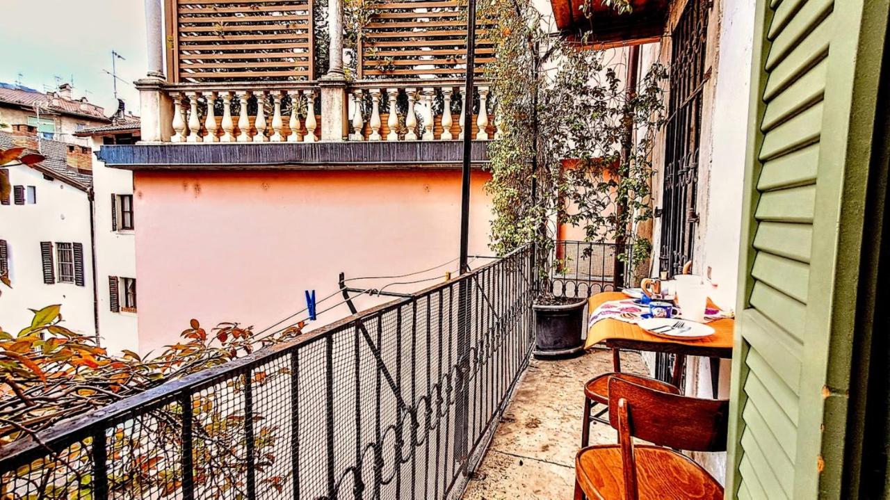 Mercatini a 50mt! -balcone-WiFi- fascino anni '50 - B&B Trento