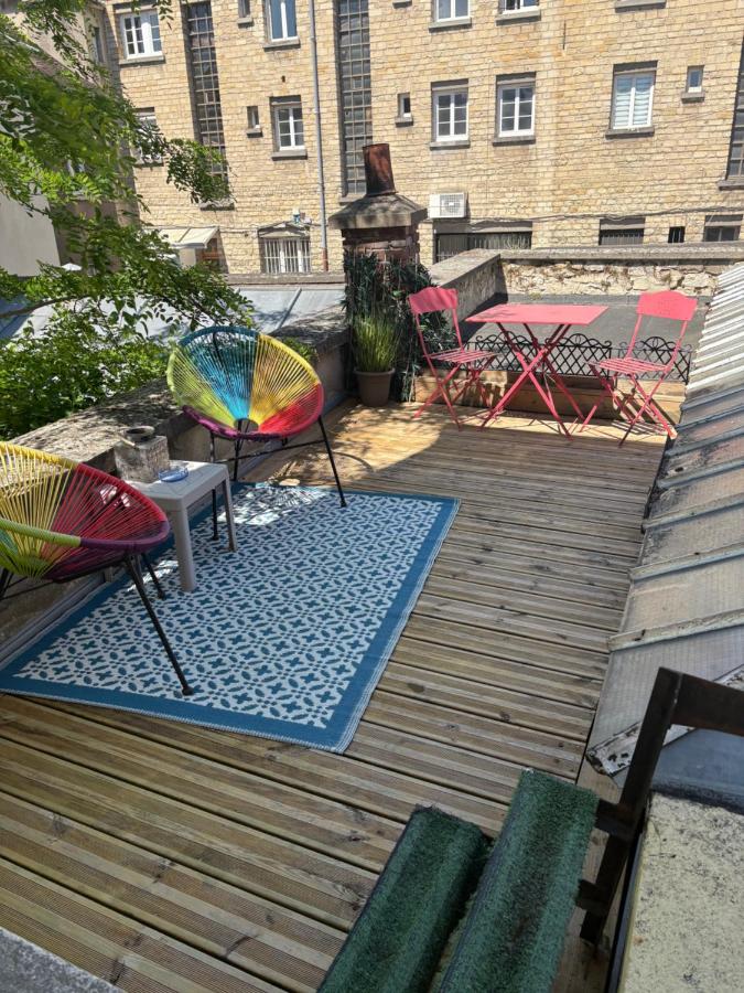 Très bel appartement de style ancien avec sa terrasse en bois en coeur de ville - B&B