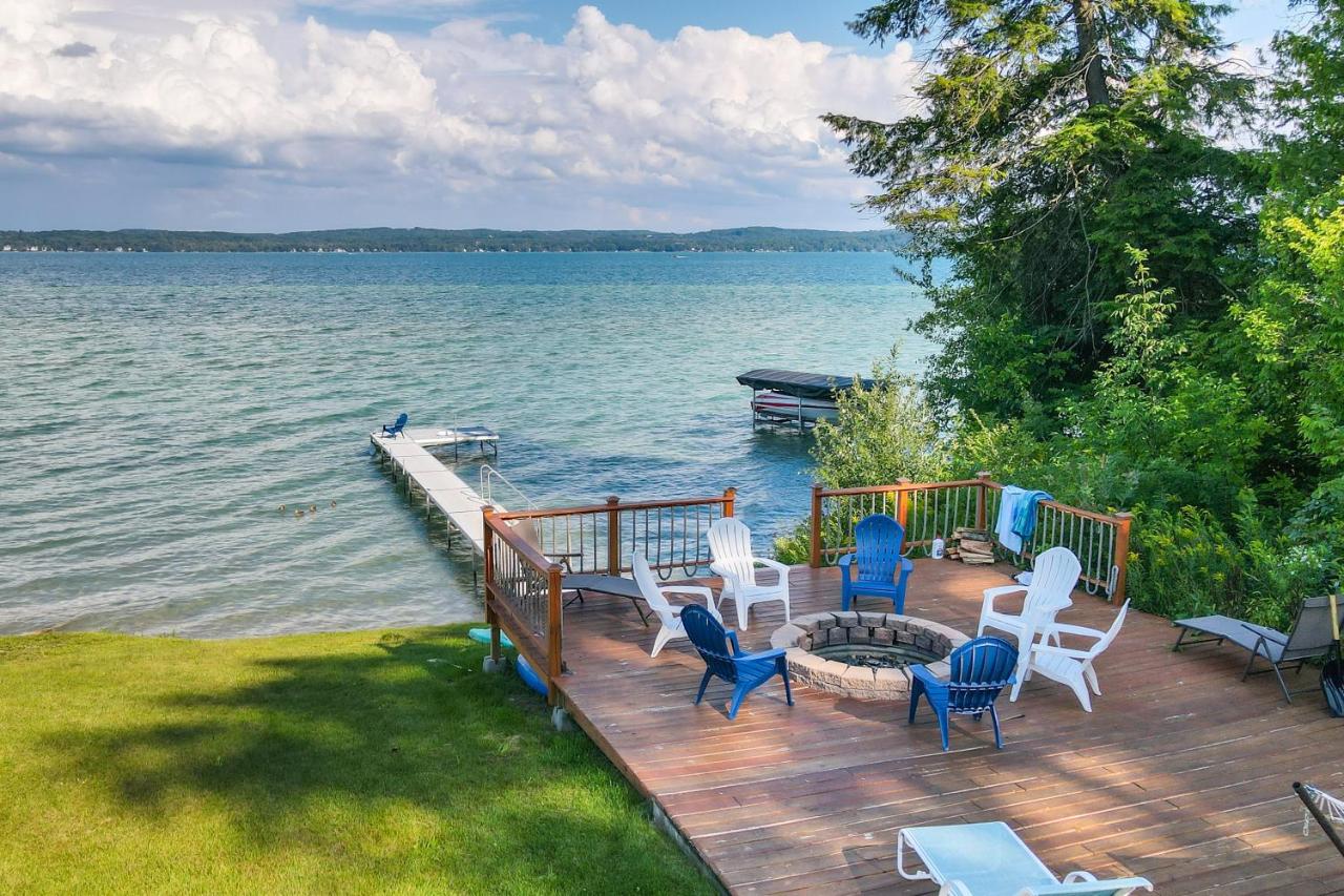 Waterfront Deck and Dock Torch Lake Home! - B&B