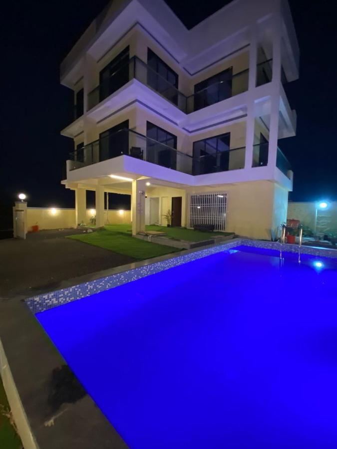 Mountain Gaze Villa - The Dream Stays ll 4 Ac rooms ll Big Pvt Pool ll Hill View - Bed and Breakfast Lonavla