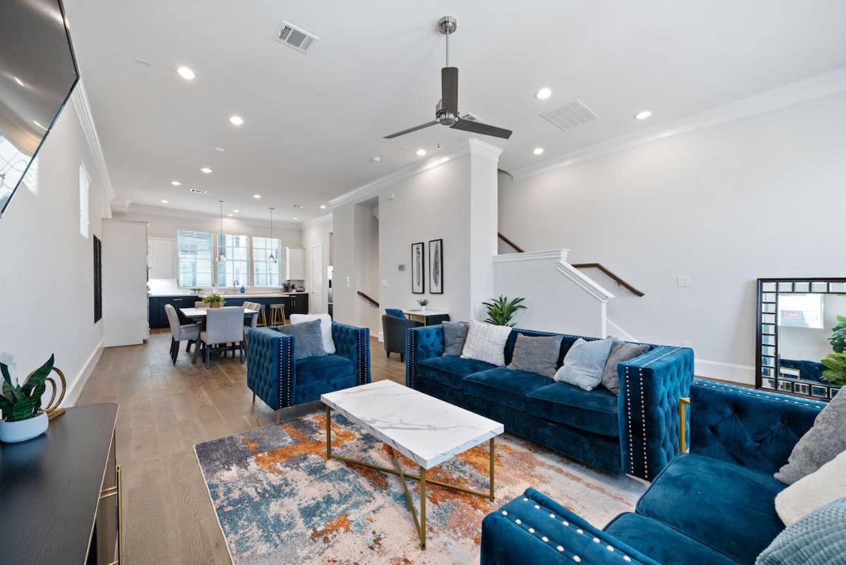 Luxury DT Condo, Game Room! - Bed and Breakfast