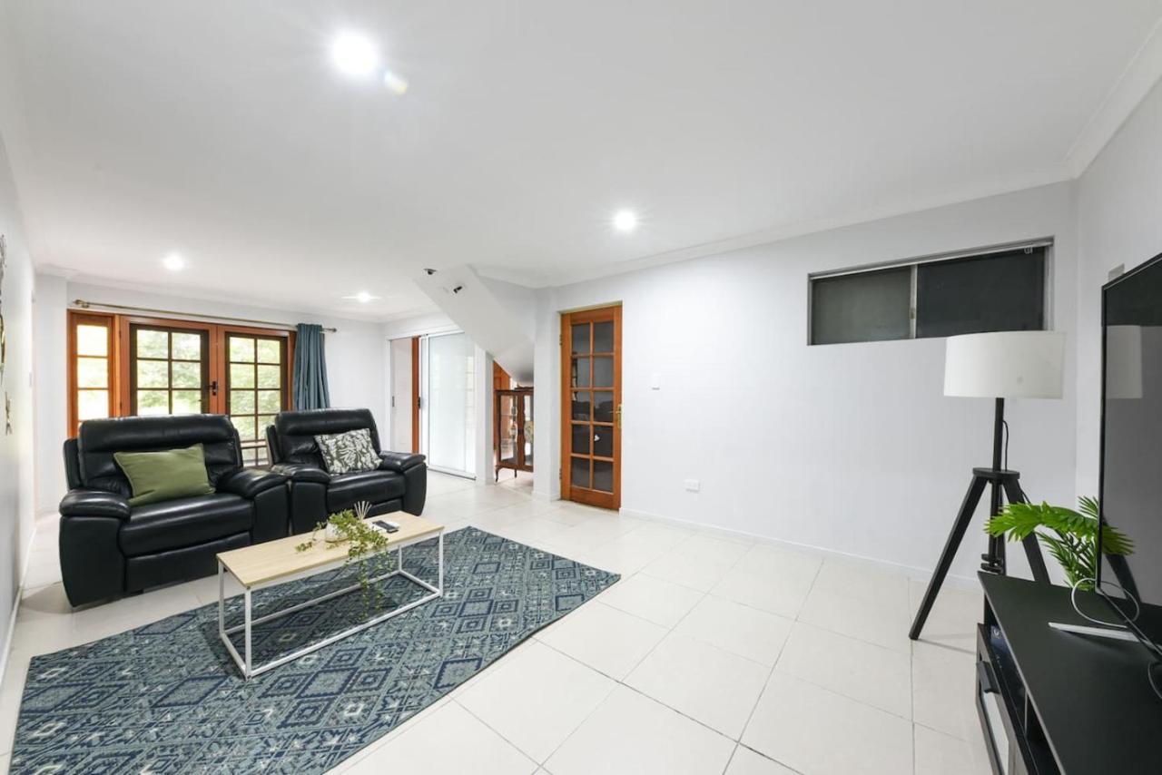 Spacious 5BR Retreat with Balcony Near Hotspots - B&B Springwood
