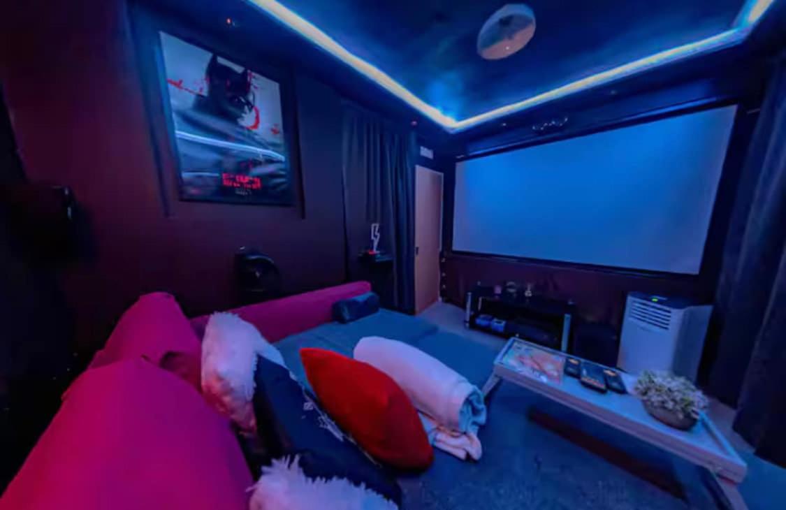 The Serene Residence with Hot Tub, Sauna and Cinema Experience - B&B London