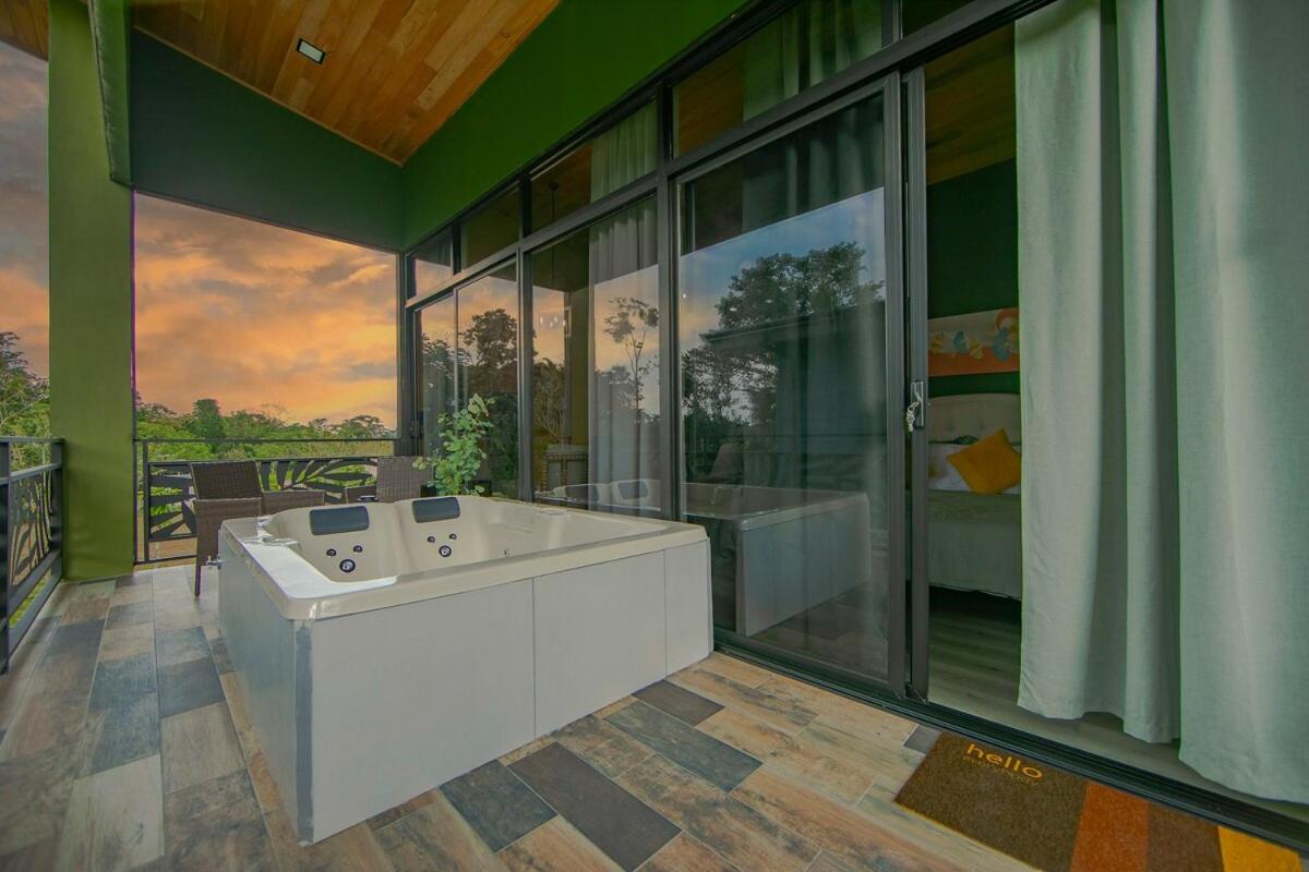 Refugio Verdanza-King bed and balcony with jacuzzi, fast Wifi, EV powering included! Only 5 minutes from La Fortuna - B&B