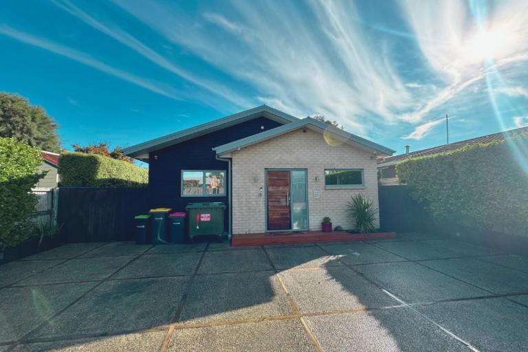 Central- 6Bed 7Bath-Cinema-GamesRoom-AirNZseats- Sleeps 12-FREE parking - B&B