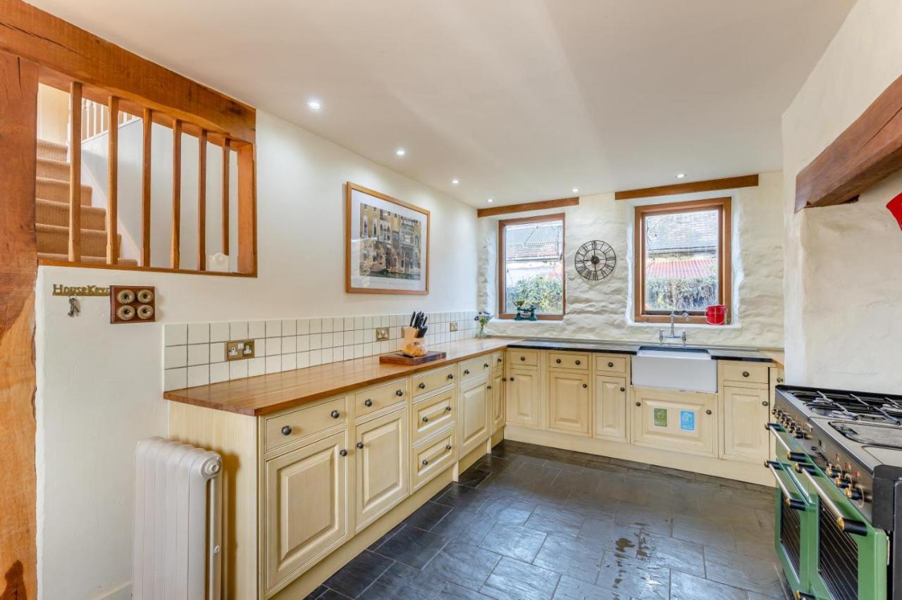 Pandy Farmhouse - Panoramic mountain views within Snowdonia's National Park - 4x4 recommended - Bed and Breakfast
