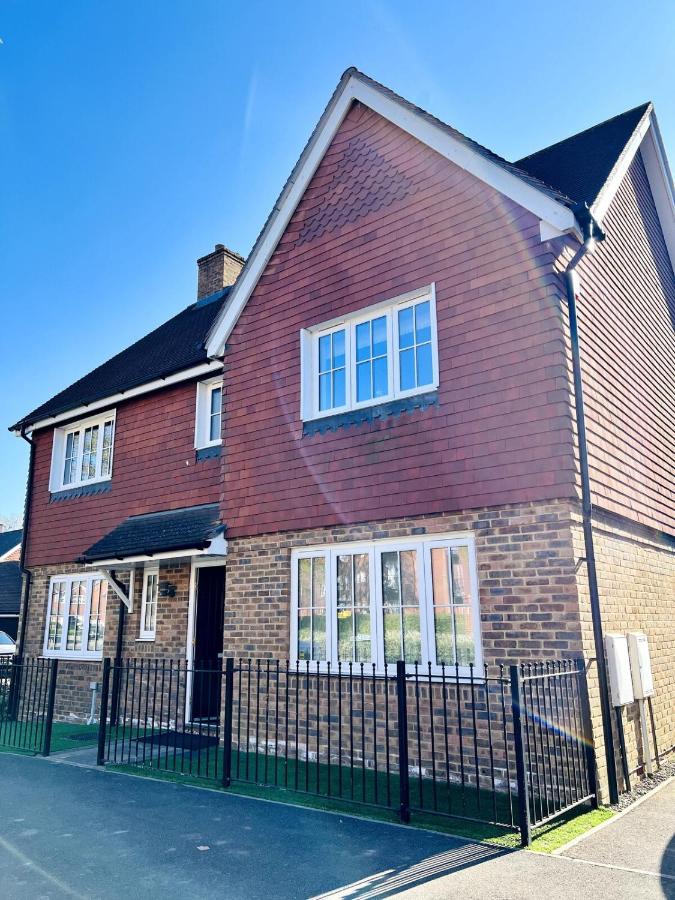 4 Bedroom home with study space - B&B Horley