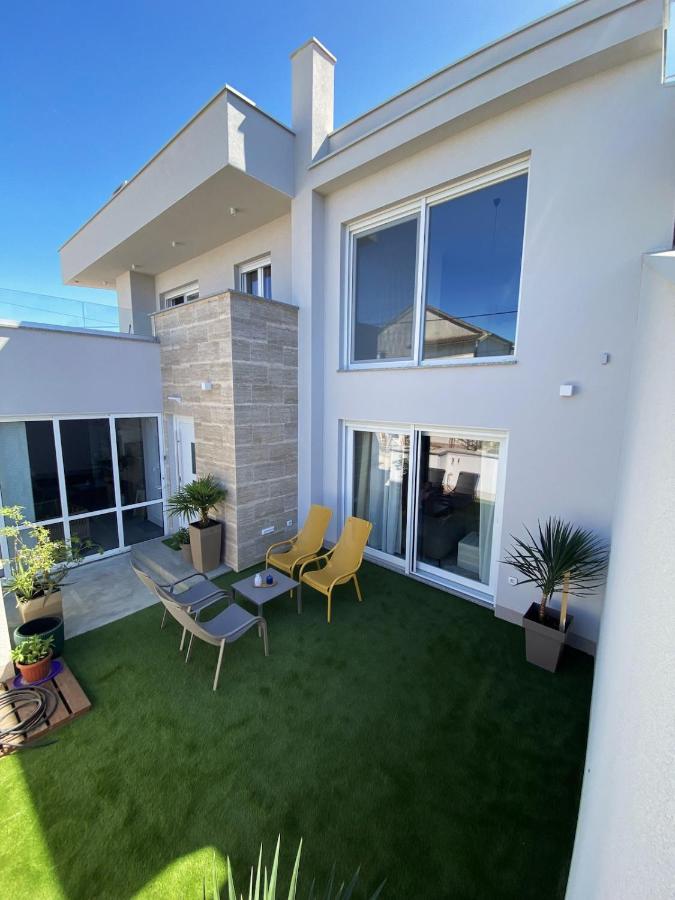 Villa Maksan - Sea View, Jacuzzi & BBQ Garden - B&B Pakoštane