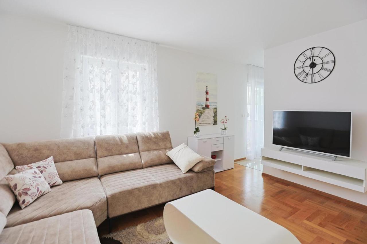 Grand Apartment Mirela - Ferienwohnung Podstrana