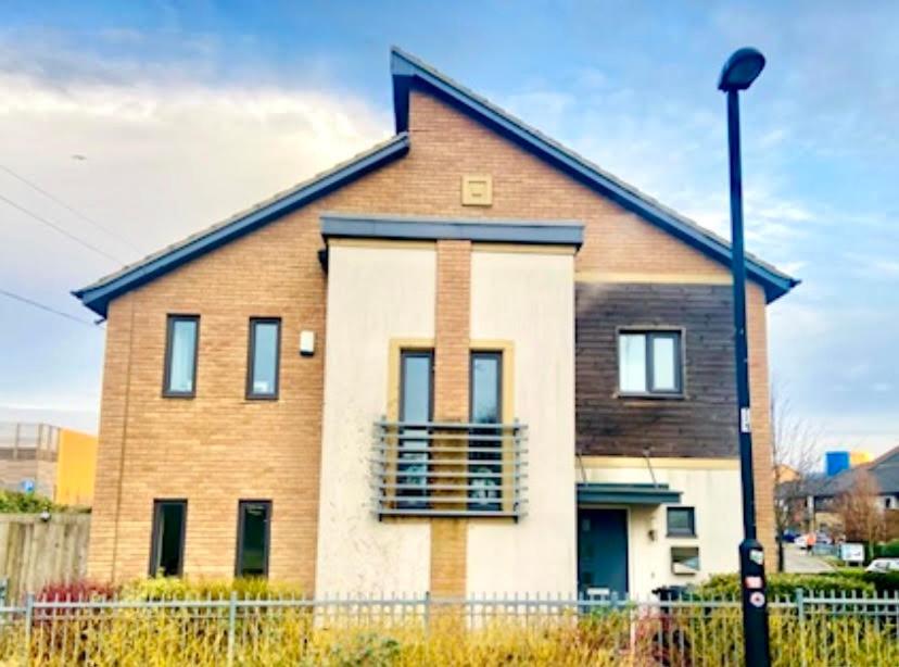 Modern detached large House in Peterborough with PARKN - Chambres d’hôtes Peterborough