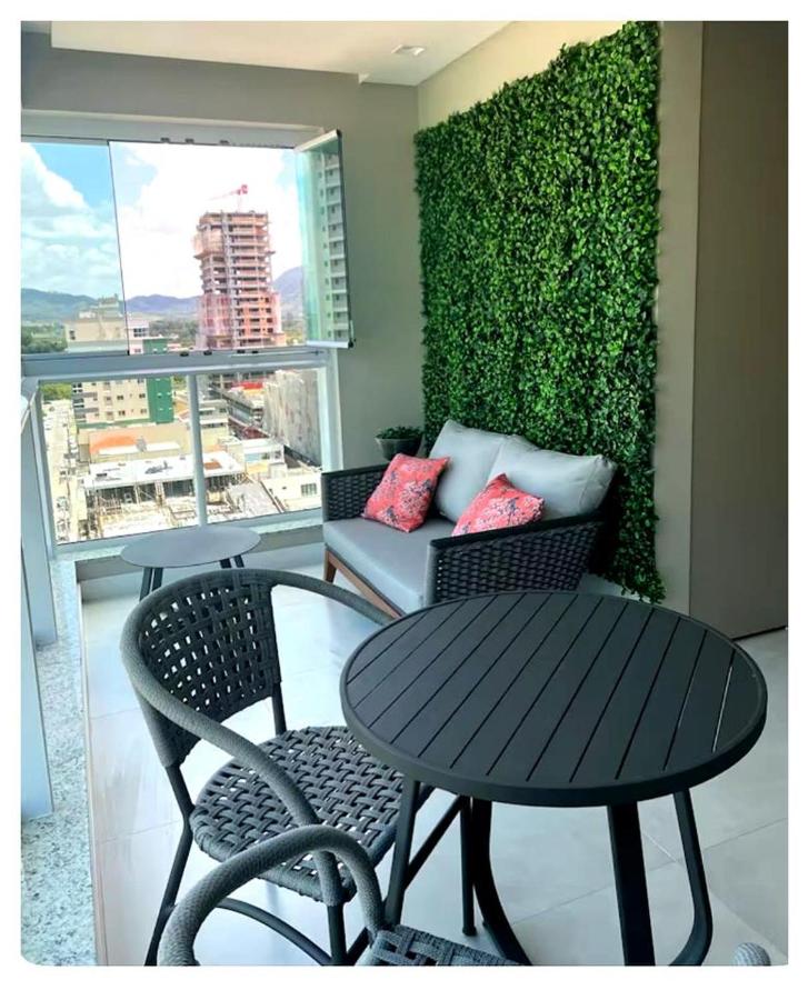 Apartamento com Varanda Gourmet a 400 m Meia Praia - Ferienwohnung